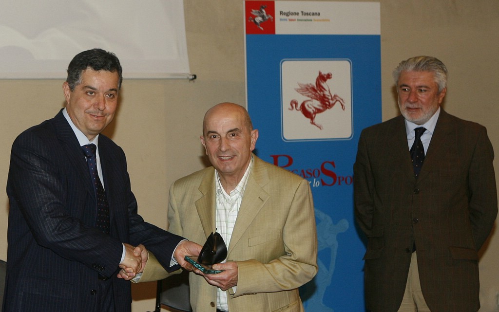 Gianni Salvadori premia Lido Filippi del Cantiere Filippi di Donoratico; sulla destra Franco Morabito